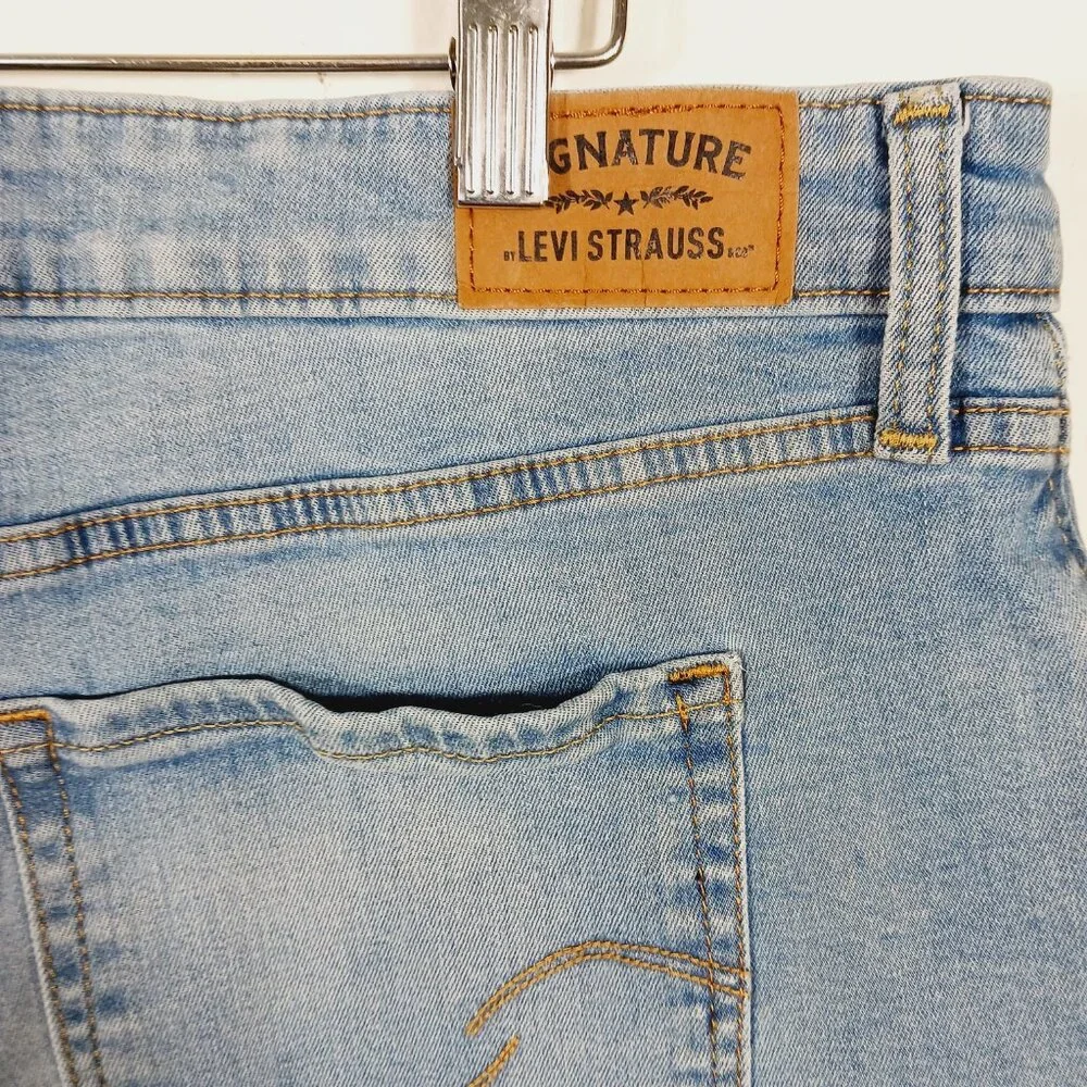 Levi's Signature Mid Rise Denim Jean Shorts, Lt. Wash, Distressed  Size 12 - W31 - Picture 8 of 15